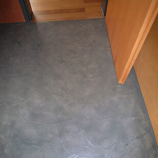 Dunkler Spachtelboden im Flur