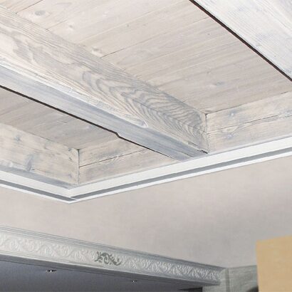 Holzdecke mit Zierprofil