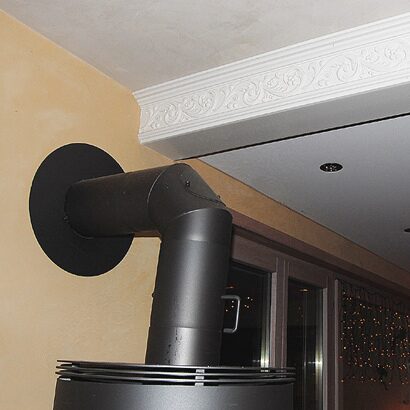 Ofenrohr an strukturierter Wand