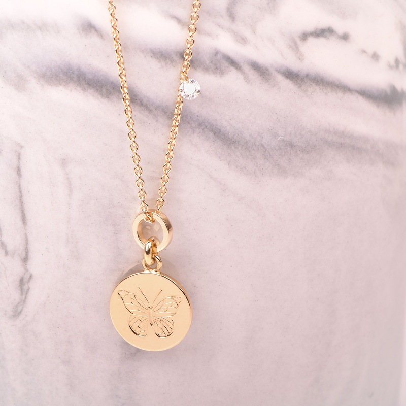 Gelbgoldkette mit handgraviertem Schmetterling und Diamant