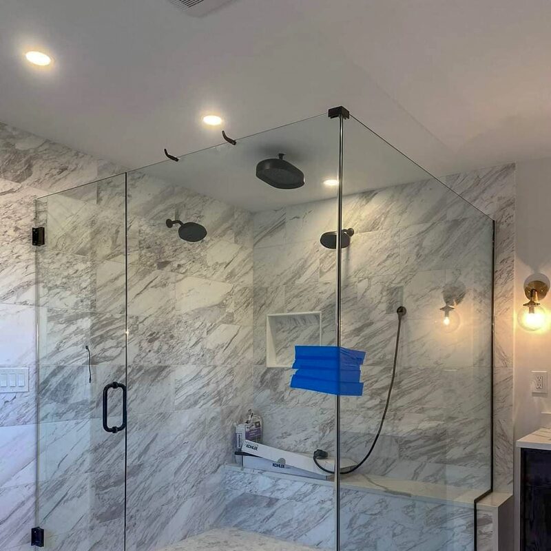 Shower enclosure with black hardware