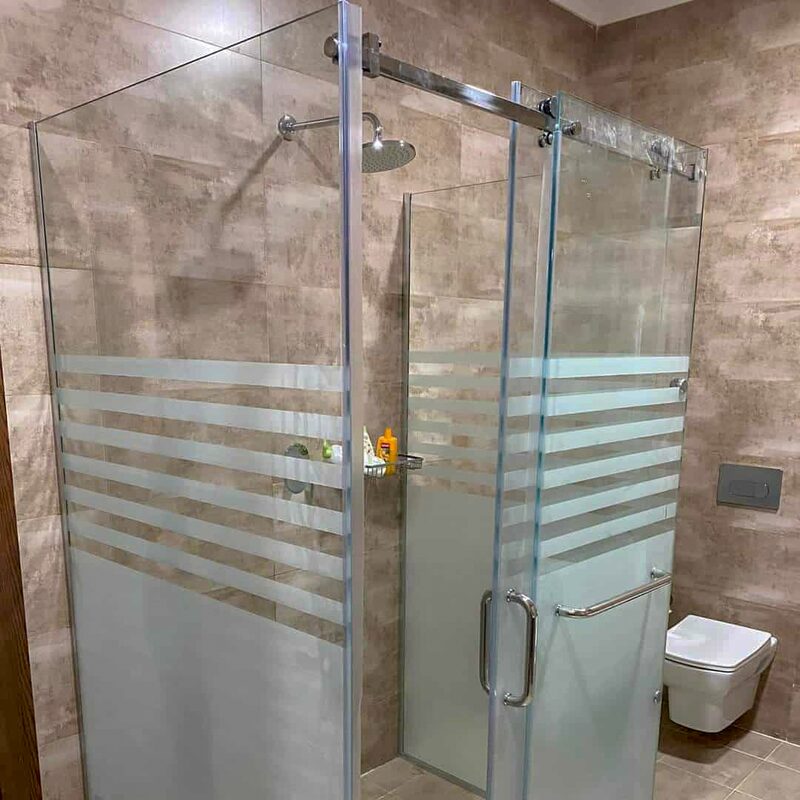 Shower enclosure with privacy glass pattern all around.