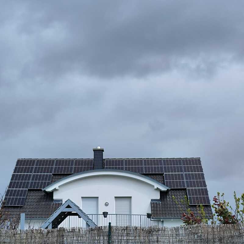 Schlussfertige PV-Anlage 6,675 kWp in Büttelborn. Installiert würden IBC-Modulen 445, ein Batterie Speicher 7.7 kWh, ein Wallbox 11 kW und 3 Klimaanlagen mit eigene Strombedarf. 