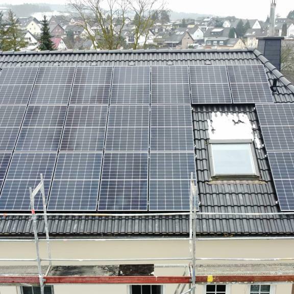 Schlussfertige PV-Anlage 8,400 kWp in Hohenstein. Installiert würden Solar Fabrik Modulen und Batterie Speicher 13,6 kWh.