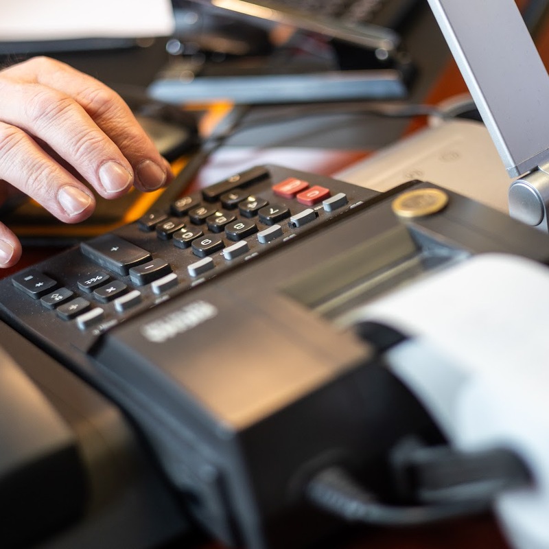 Rüdiger Leckebusch während der Arbeit in der Steuerberatungskanzlei Leckebusch