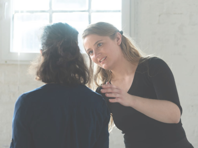 Stress Ambulanz, gestresste Frau am Telefon