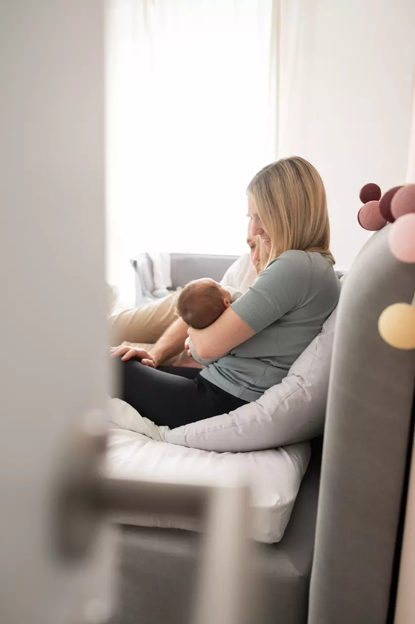 Ein Babyfotograf fängt eine Familie bei einem Newborn-Shooting in Berlin ein. 