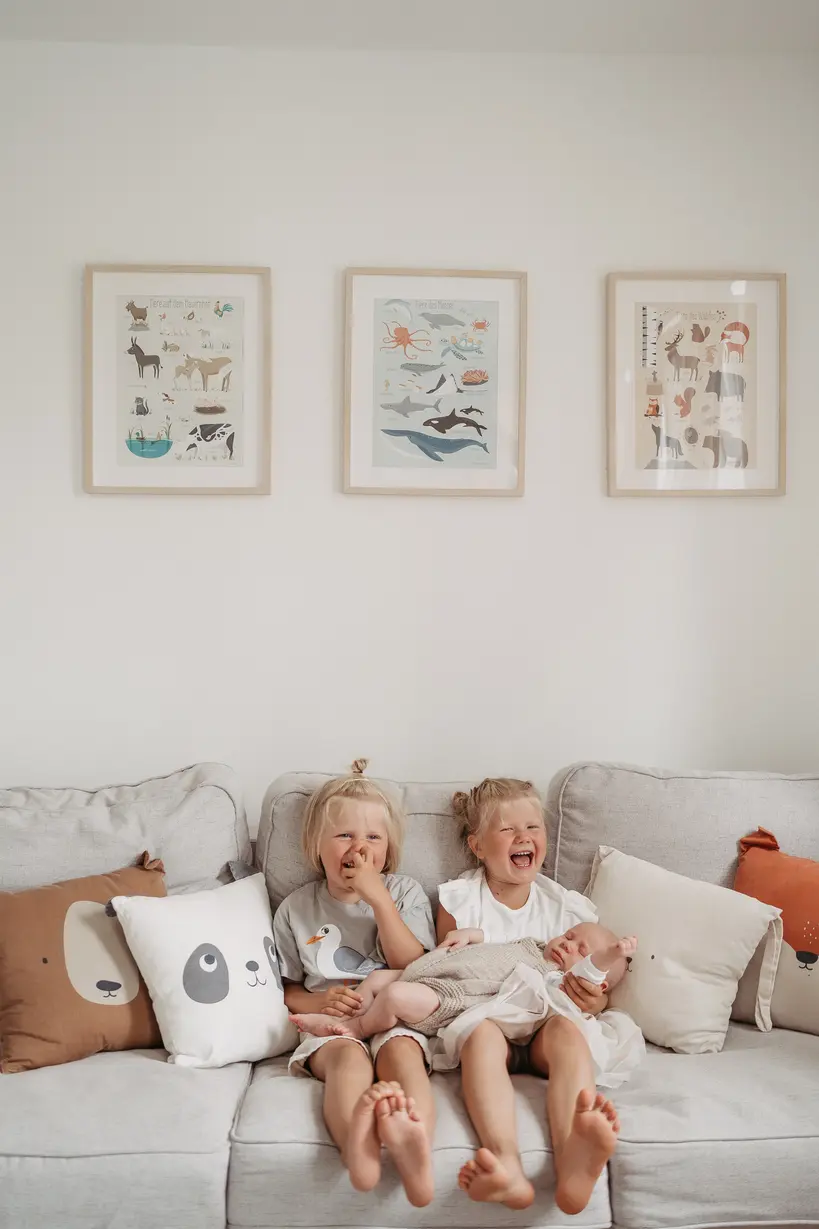 Ein Babyfotograf fängt eine Familie bei einem Newborn-Shooting in Berlin ein. 