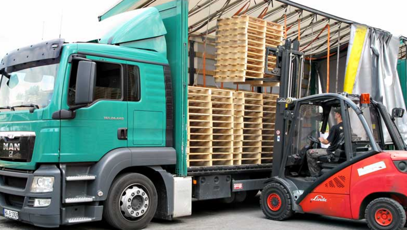 Holzpaletten werden auf einen LKW geladen