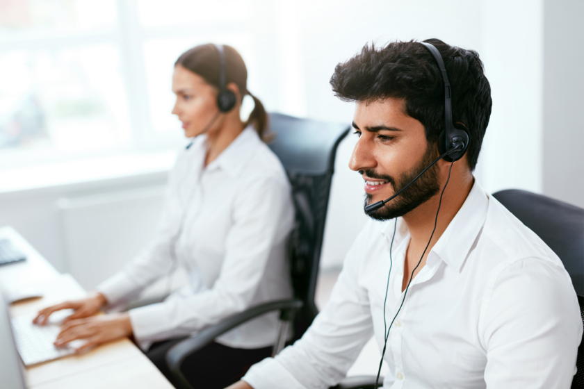 Mitarbeiter im Kundenservice mit Headset