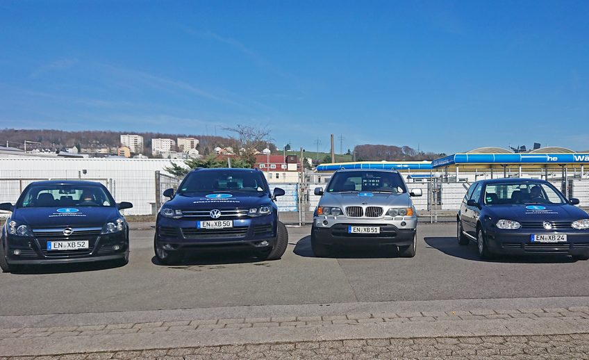 Geparkte Krankenpflegedienstautos