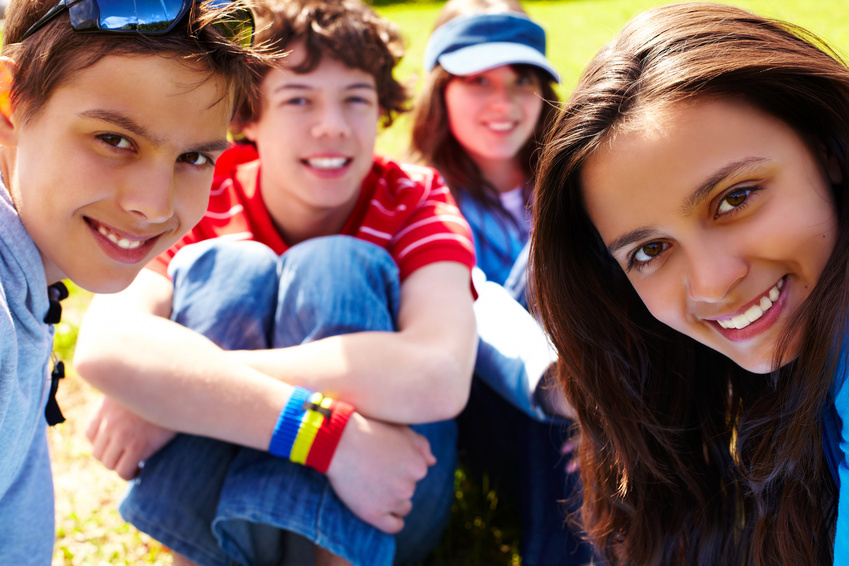 Mädchen und Jungen lachen zusammen