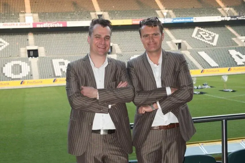 Zwei Männer im Anzug in einem Fußballstadion – Rent-A-Casino Team bei einer Firmenveranstaltung