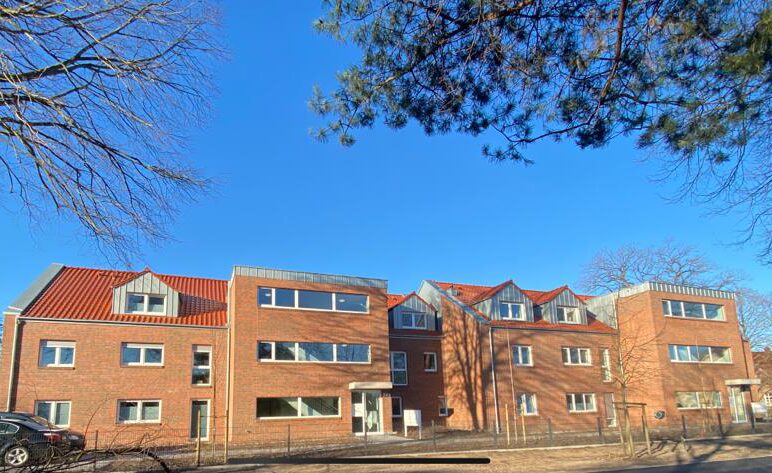 Wohnhaus mit rotem Klinker und Flachdach auf mehreren Ebenen