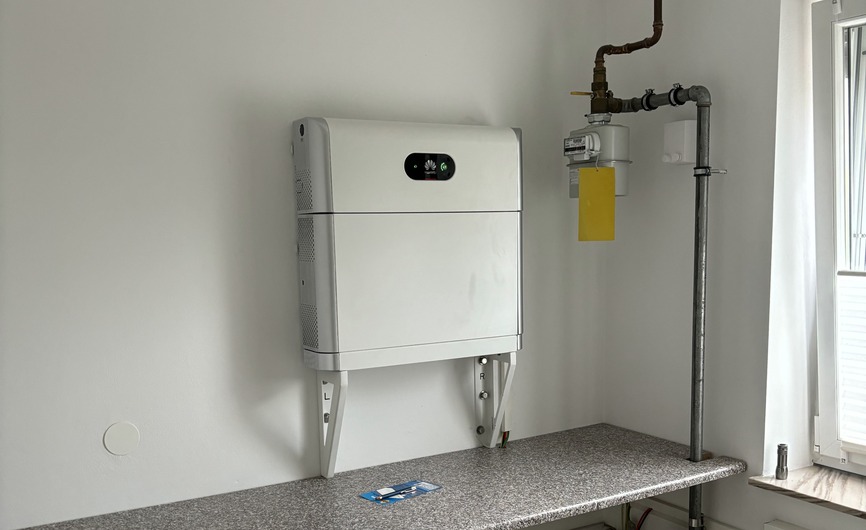 Weiße Wandmontierte Gastherme mit digitaler Anzeige