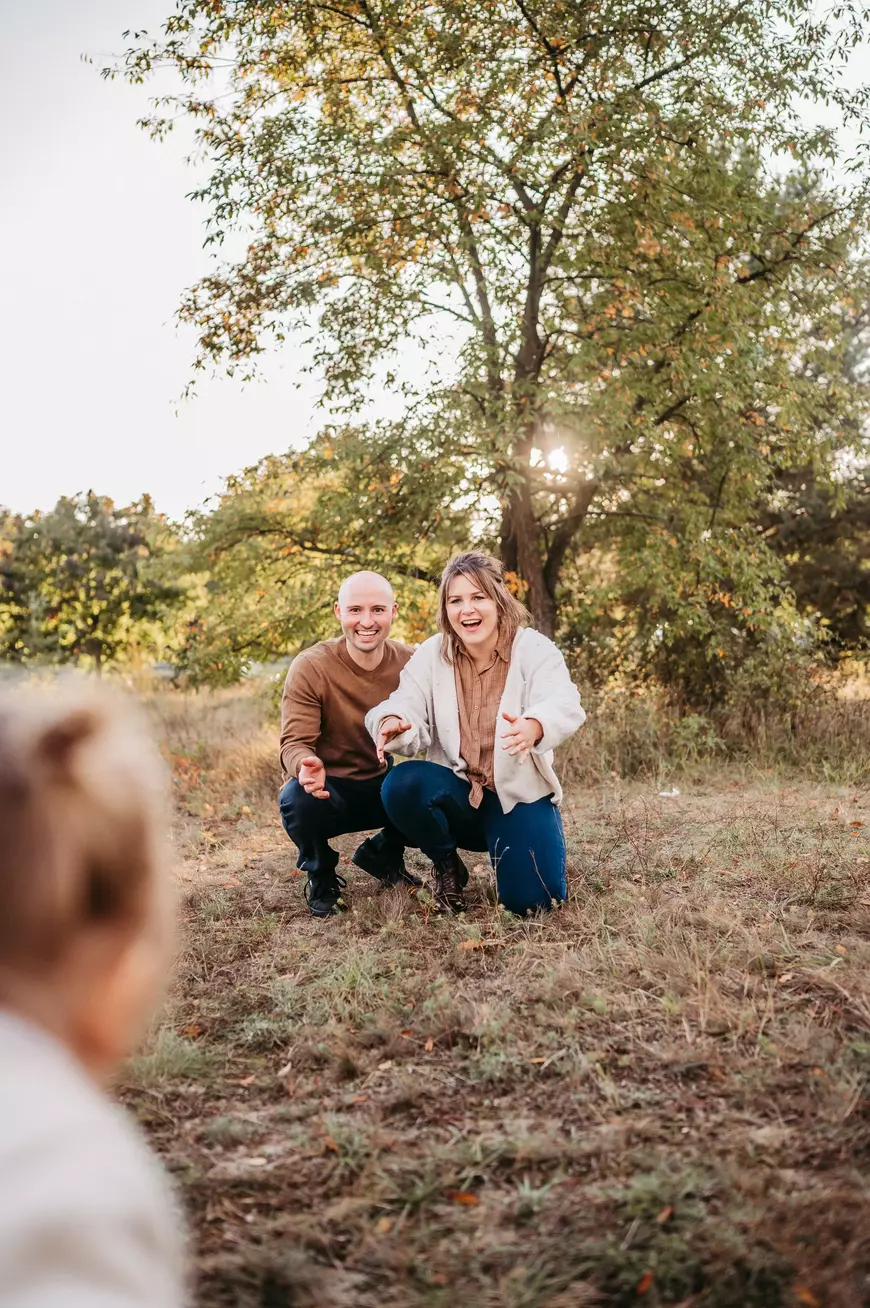 Die Fotografin Lisa Hambsch mit einer Kamera in der Hand. Sie ist Familienfotografin und Hochzeitsfotografin in Berlin