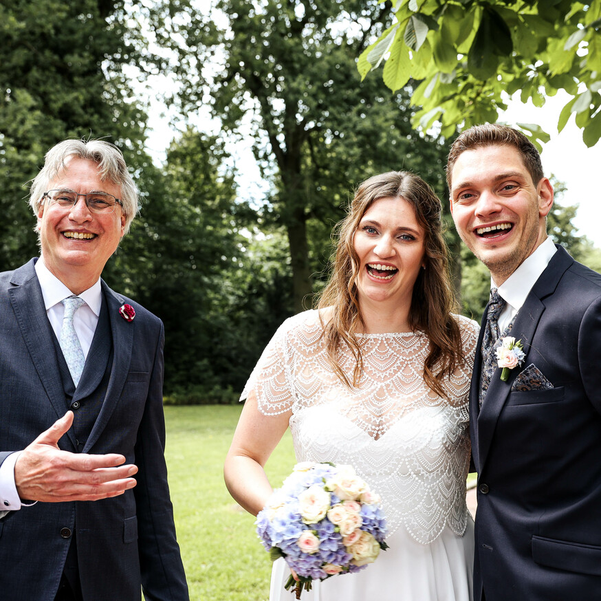 Ralf Heckhoff mit frisch vermähltem Ehepaar