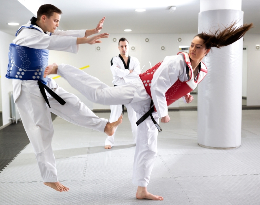 2 Jugendliche Taekwando Schüler kämpfen gegeneinander