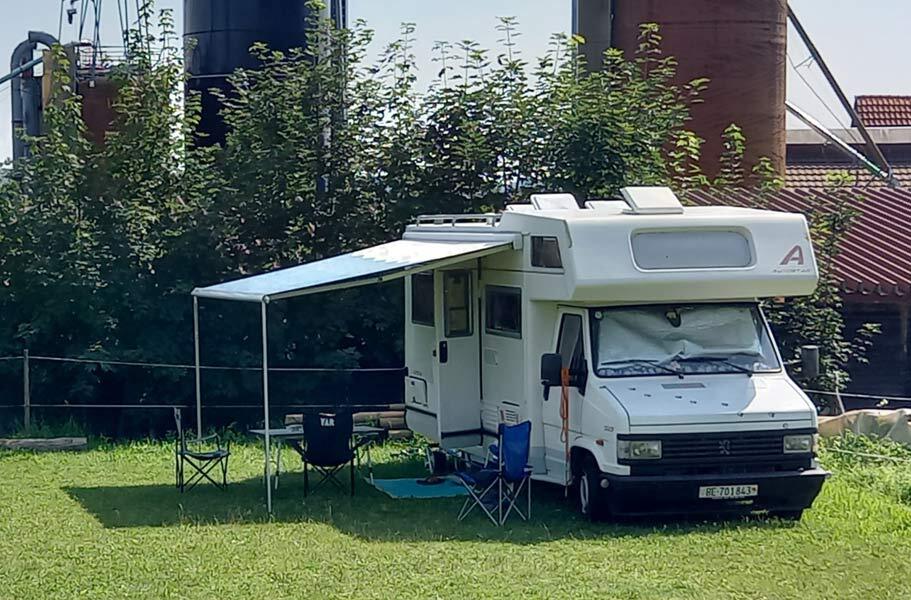 Camper auf grüner Wiese