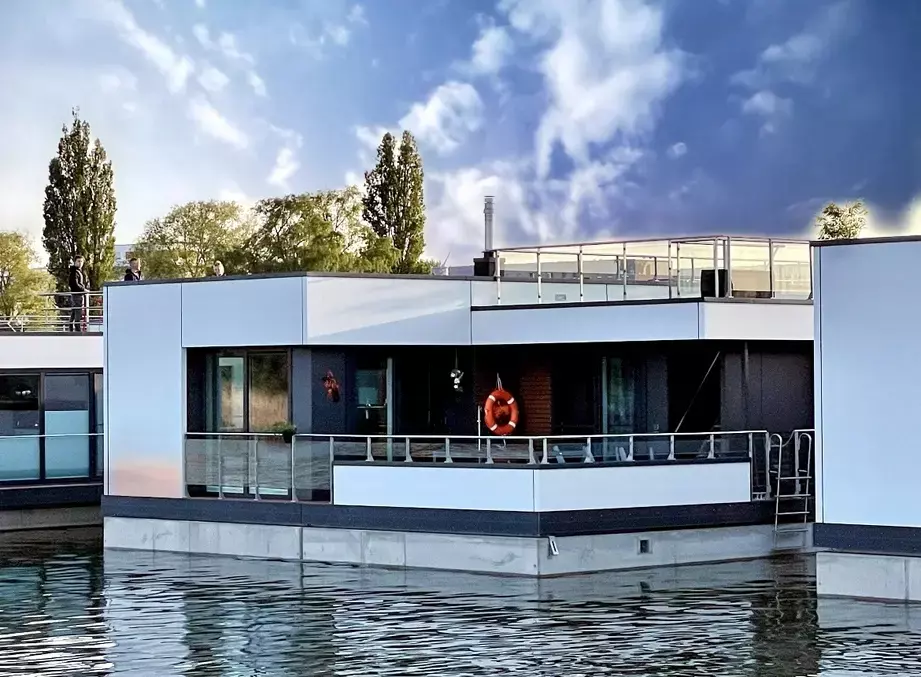 Mehrere Wasservillen am Hafen