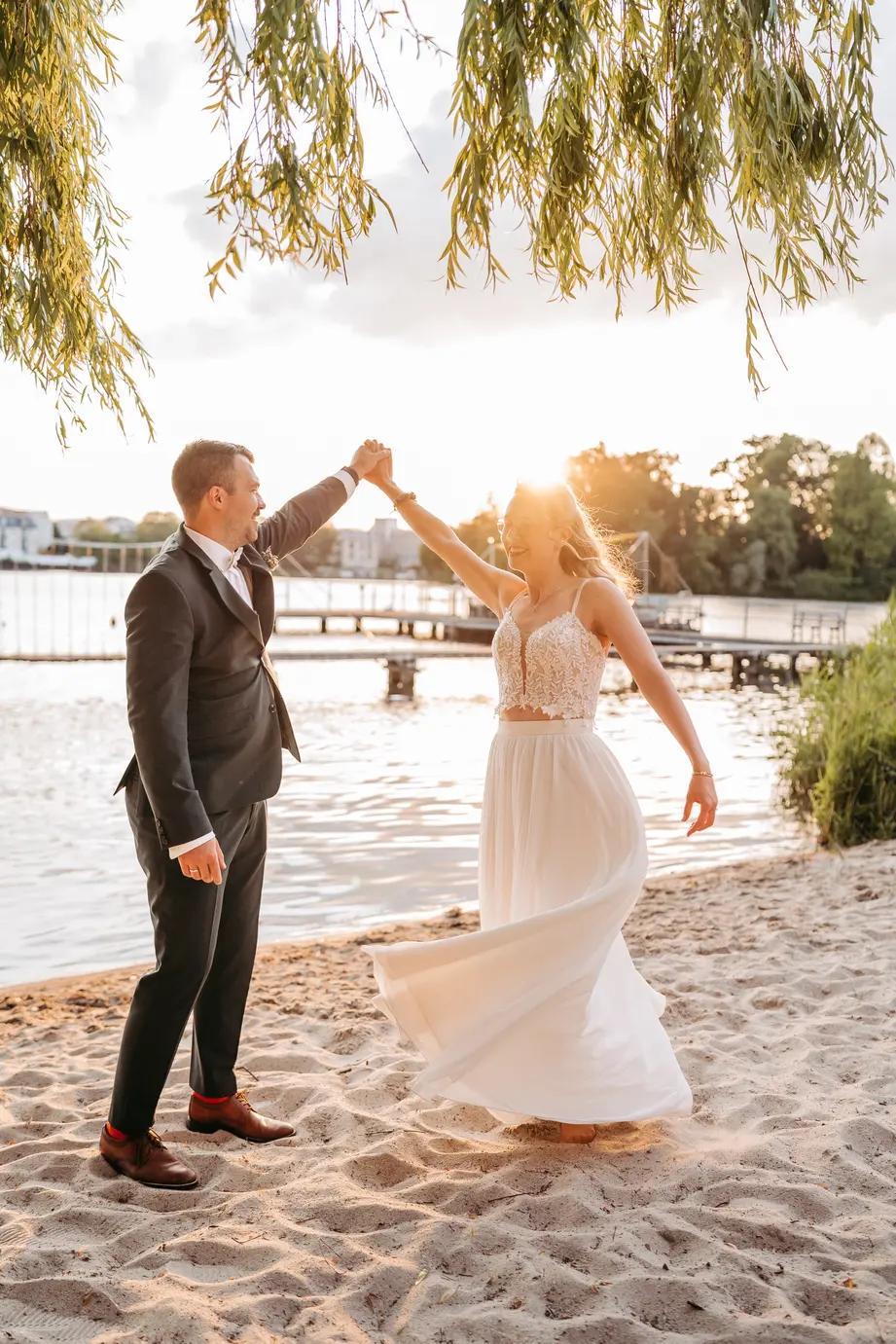 Hochzeitsfotografie in Brandenburg vor einem kleinen Teich