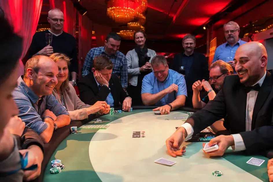 Ausgelassene Gäste und Croupier am Black-Jack-Tisch bei einem mobilen Casino-Event mieten