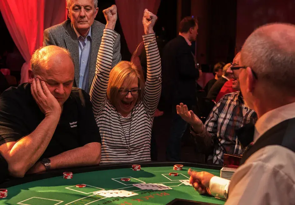 Begeisterte Gäste feiern ihren Gewinn am Casino-Tisch bei einem mobilen Casino-Event