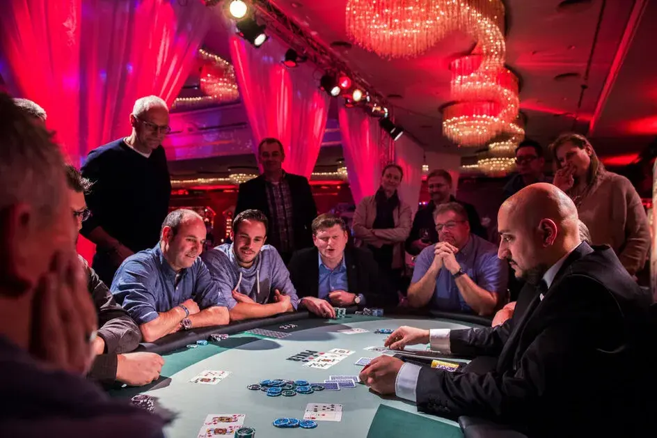 Lachende Gäste am Black-Jack-Tisch bei einem stimmungsvollen Casino-Event mieten