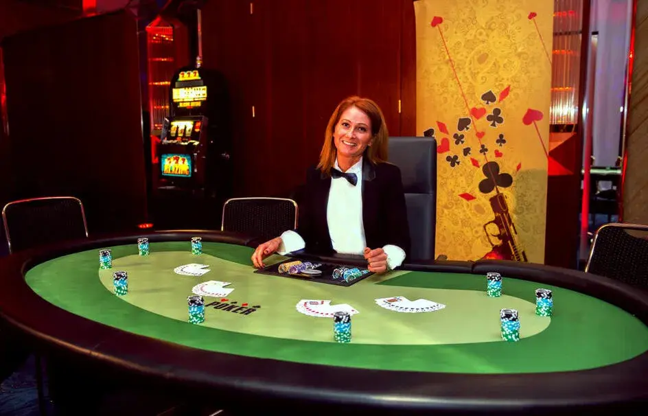 Professionelle Croupierin am Black-Jack-Tisch – Spieltisch mit Croupier mieten bei Rent-A-Casino