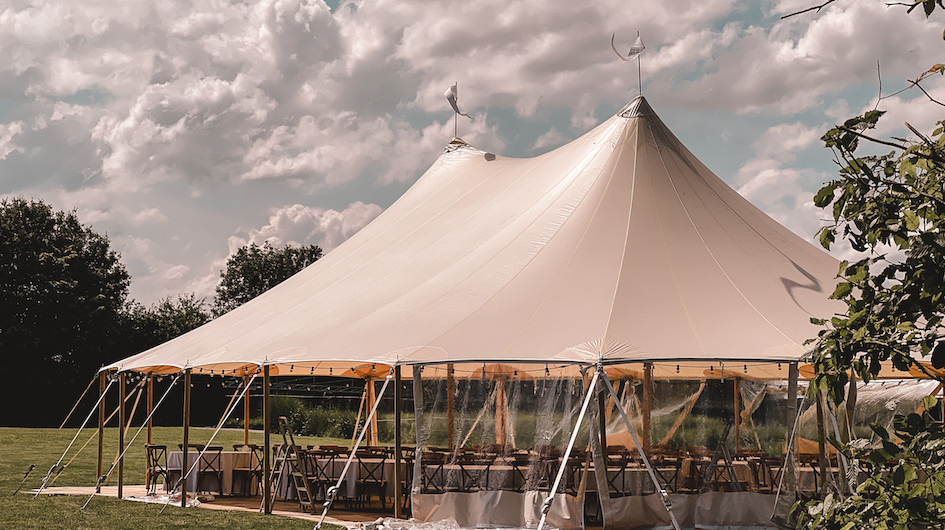 Stretchzelt für Event in beige mit vielen Sitzgelegenheiten
