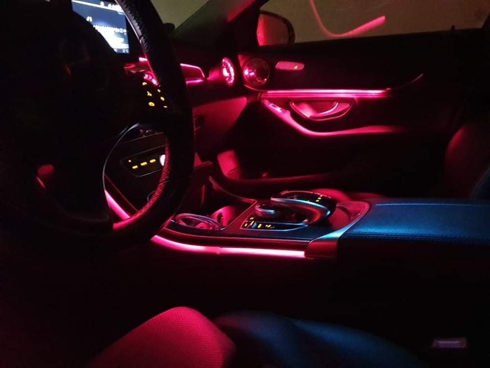Innenraum bei Nacht mit eingeschalteter Ambientebeleuchtung