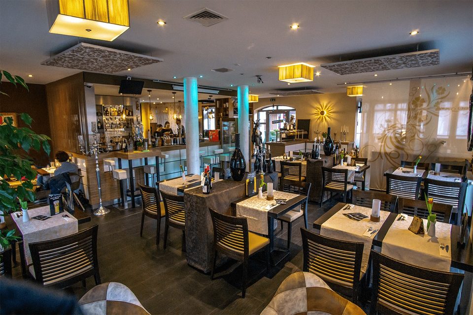 Cabarelo Cafe Bar Restaurant Lounge