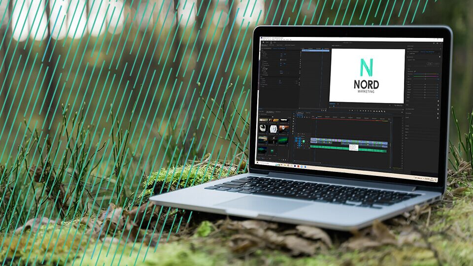 PC ute i skogen med videoredigeringsprogram på skjermen
