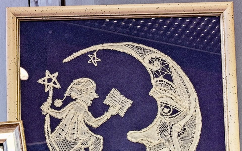 Mann im Mond: An komplexen Stücken wie dieser Szene im Duchesse-Stil klöppeln selbst erfahrene Klöpplerinnen wie Heidi Müller mitunter ein halbes Jahr lang. 