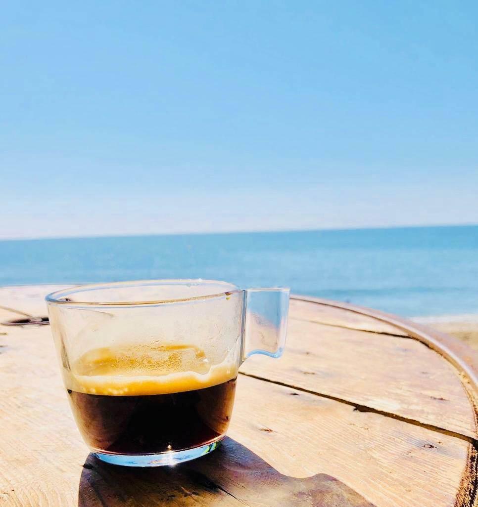 Espressotasse am Meer auf Tisch